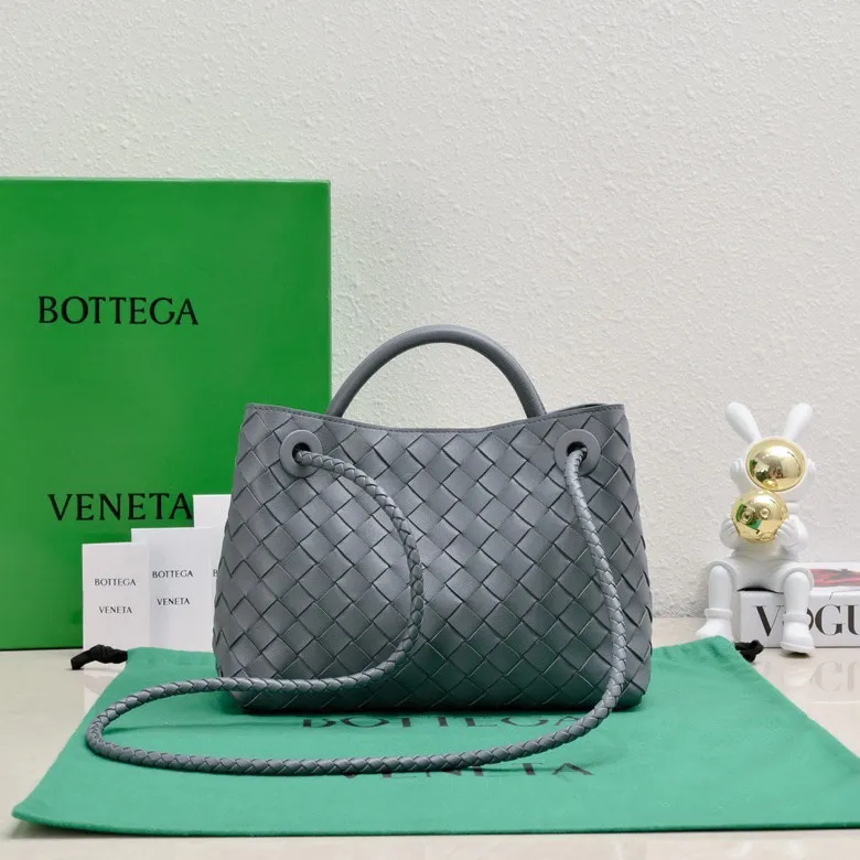 Batch 1860 B's 2024 spring and summer new style continues the brand's woven style with detailed metal knot switch buckles. This time, the shoulder straps are also made into tube weaves, showing different craftsmanship. The carrying method is versatile to create more different styles. Intrecciato woven leather small handbag, equipped with sliding crossbody strap. Internal compartments, including 1 zipper pocket and 2 open pockets with magnetic buckle closure. Size: 19*25*10.5cm, model: 7463#
